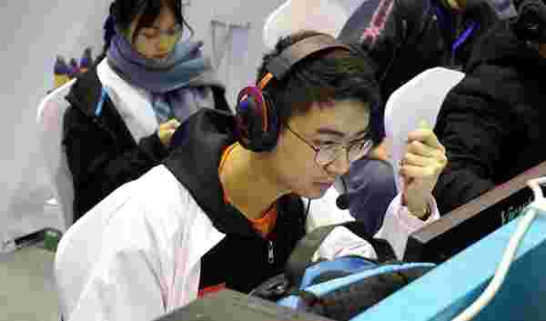 较量中极具 较量中极具